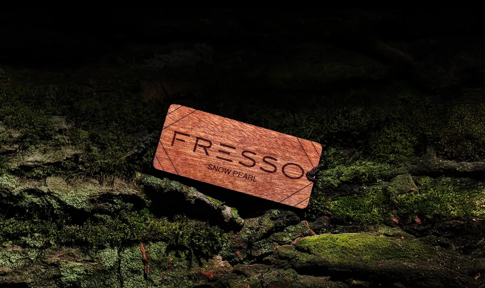 معطّر خشبي FRESSO Snow Pearl موضوع على خشب مغطى بالطحلب