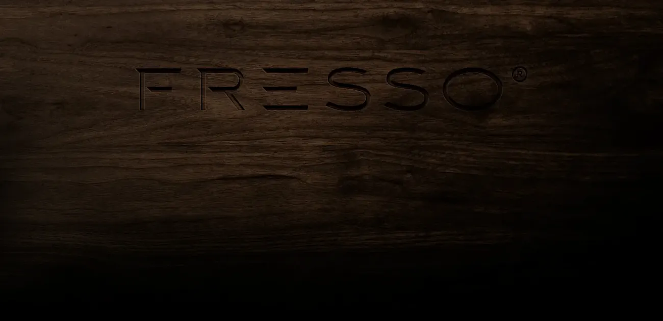 شعار FRESSO محفور على الخشب